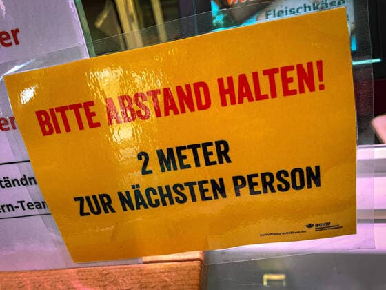 Coronavirus-COVID-19 Leere Regale und leere Strassen in Stuttgart sowie Hinweisschilder mit der 2 Meter Regel abstandhalten. Stuttgart Mitte Baden-Württemberg Deutschland Copyright: xLeif-HendrikxPiechowskix