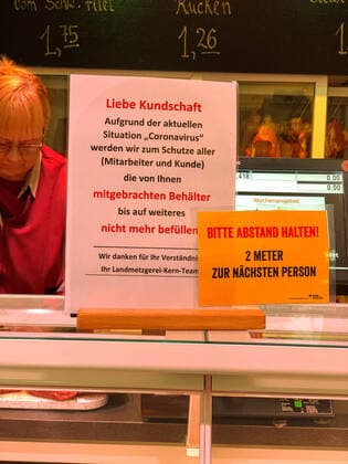 Coronavirus-COVID-19 Leere Regale und leere Strassen in Stuttgart sowie Hinweisschilder mit der 2 Meter Regel abstandhalten. Stuttgart Mitte Baden-Württemberg Deutschland Copyright: xLeif-HendrikxPiechowskix
