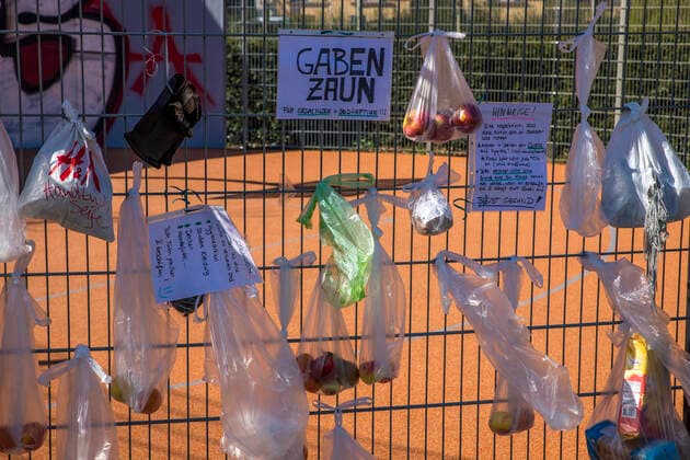 Um Bedürftigen und Obdachlosen zu Helfen, haben die Bewohner des Leipziger Stadtteils Connewitz am Zaun eines Basketballplatzes Beutel mit Nahrungsmitteln, Hygieneartikeln, Kleidung, Tiernahrung und anderen Lebensmitteln aufgehangen.