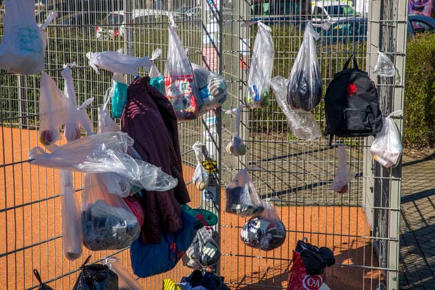 Um Bedürftigen und Obdachlosen zu Helfen, haben die Bewohner des Leipziger Stadtteils Connewitz am Zaun eines Basketballplatzes Beutel mit Nahrungsmitteln, Hygieneartikeln, Kleidung, Tiernahrung und anderen Lebensmitteln aufgehangen.