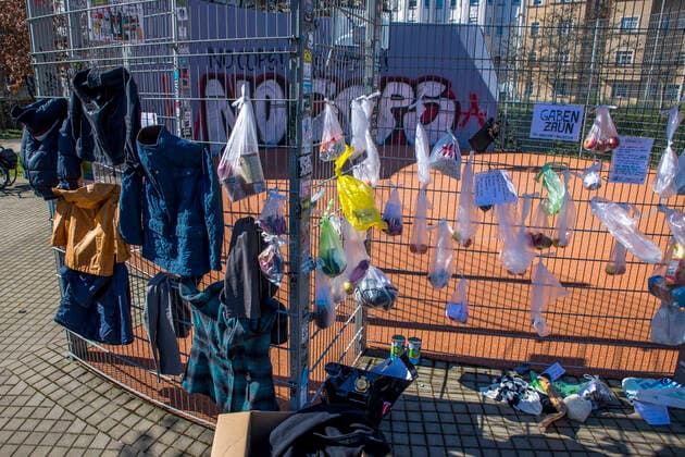 Um Bedürftigen und Obdachlosen zu Helfen, haben die Bewohner des Leipziger Stadtteils Connewitz am Zaun eines Basketballplatzes Beutel mit Nahrungsmitteln, Hygieneartikeln, Kleidung, Tiernahrung und anderen Lebensmitteln aufgehangen.