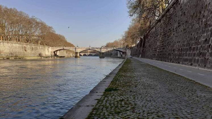 Rome, after the controversy of recent days, the banks of the Tiber are now manned 24 hours a day by the Local Police of Roma Capitale to prevent people from accessing them. (Claudio SIsto Fotogramma, Rome - 2020-03-23) p.s. la foto e utilizzabile nel rispetto del contesto in cui e stata scattata, e senza intento diffamatorio del decoro delle persone rappresentate  Copyright: xClaudioxSIstox xFOTOGRAMMAx
