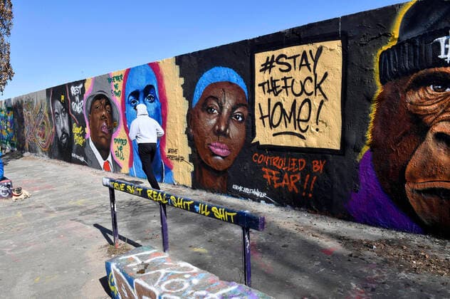 In Zeiten von Ausgangsbeschränkungen und Kontaktsperren wegen der Corona-Krise lebt die Kreativität der Graffiti Künstler im Mauerpark weiter. Berlin, 23.03.2020