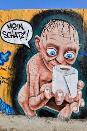 In Zeiten von Ausgangsbeschränkungen und Kontaktsperren wegen der Corona-Krise lebt die Kreativität der Graffiti Künstler im Mauerpark weiter. Berlin, 23.03.2020