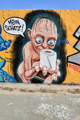Bilder des Jahres 2020, News 03 März News Themen der Woche KW13 News Bilder des Tages In Zeiten von Ausgangsbeschränkungen und Kontaktsperren wegen der Corona-Krise lebt die Kreativität der Graffiti Künstler im Mauerpark weiter. Berlin, 23.03.2020 *** In times of exit restrictions and contact blocks due to the Corona crisis, the creativity of the graffiti artists in Mauerpark lives on Berlin, 23 03 2020 Foto:xF.xKernx xFuturexImage
