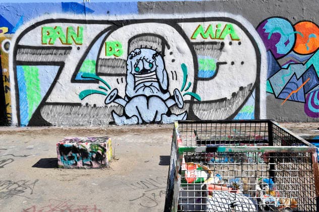 In Zeiten von Ausgangsbeschränkungen und Kontaktsperren wegen der Corona-Krise lebt die Kreativität der Graffiti Künstler im Mauerpark weiter. Berlin, 23.03.2020