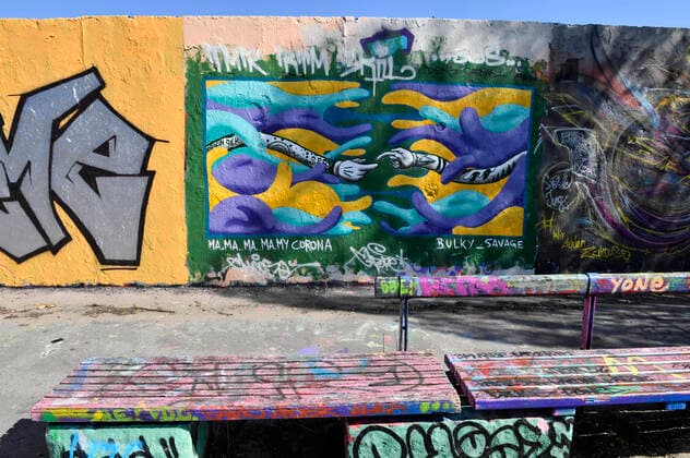 In Zeiten von Ausgangsbeschränkungen und Kontaktsperren wegen der Corona-Krise lebt die Kreativität der Graffiti Künstler im Mauerpark weiter. Berlin, 23.03.2020