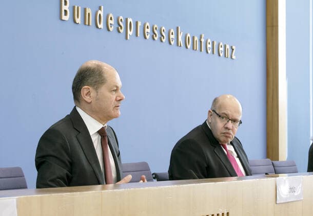 Bundesfinanzminister Olaf Scholz, SPD, und Bundeswirtschaftsminister Peter Altmaier, CDU, sprechen in der Bundespressekonferenz zum Nachtragshaushalt 2020 und die Reaktion auf die Corona-Krise. Berlin, 23.03.2020 Berlin Deutschland