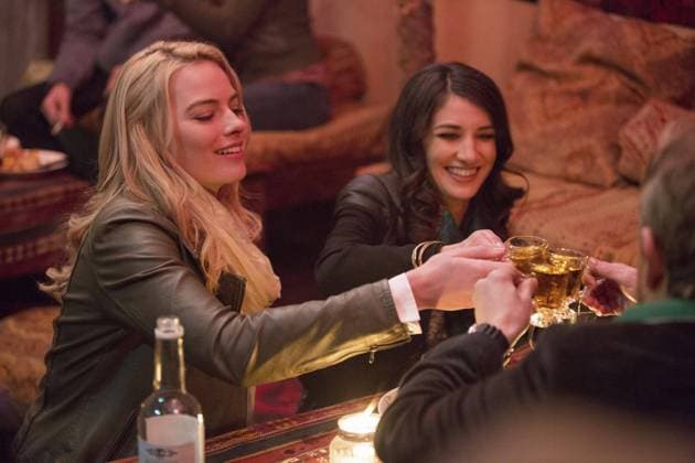 WHISKEY TANGO FOXTROT, from left: Margot Robbie, Sheila Vand, 2016. ph: Frank Masi Paramount Pictures courtesy Everett Collection Paramount Courtesy Everett Collection !ACHTUNG AUFNAHMEDATUM GESCHÃ„TZT! PUBLICATIONXNOTxINxCANxCHNxFRAxITAxJPNxNORxPOLxRUSxESPxUKxUSA Copyright: xParamount CourtesyxEverettxCollectionx MCDWHTA EC061
