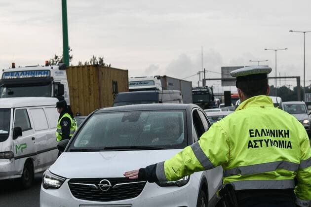 March 23, 2020, Athens, Greece: Police check drivers for valid documents following a lockdown order by the government to help stop the spread of the coronavirus. Greek Prime Minister Kyriakos Mitsotakis has announced a lockdown, starting at 6 a.m. Monday. All citizens and residents must stay at home, or risk a 150-euro fine. Athens Greece - ZUMAe114 20200323_zaa_e114_006 Copyright: xEurokinissix