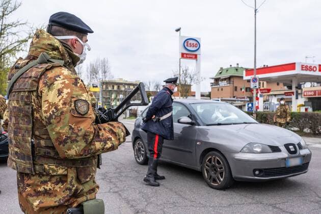 Coronavirus Covid 19 emergency - Military and law enforcement together to carry out checks in Rozzano Pictured: checkpoint in Viale Lombardia, Rozzano (Francesco Bozzo Fotogramma, Rozzano - 2020-03-23) p.s. la foto e utilizzabile nel rispetto del contesto in cui e stata scattata, e senza intento diffamatorio del decoro delle persone rappresentate  Copyright: xFrancescoxBozzox xFOTOGRAMMAx