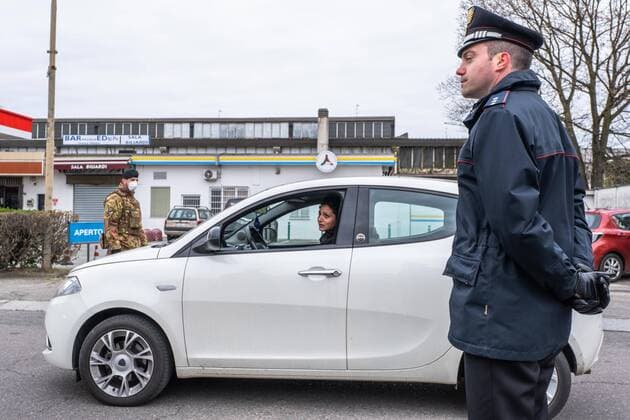 Coronavirus Covid 19 emergency - Military and law enforcement together to carry out checks in Rozzano Pictured: checkpoint in Viale Lombardia, Rozzano (Francesco Bozzo Fotogramma, Rozzano - 2020-03-23) p.s. la foto e utilizzabile nel rispetto del contesto in cui e stata scattata, e senza intento diffamatorio del decoro delle persone rappresentate  Copyright: xFrancescoxBozzox xFOTOGRAMMAx