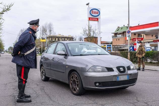Coronavirus Covid 19 emergency - Military and law enforcement together to carry out checks in Rozzano Pictured: checkpoint in Viale Lombardia, Rozzano (Francesco Bozzo Fotogramma, Rozzano - 2020-03-23) p.s. la foto e utilizzabile nel rispetto del contesto in cui e stata scattata, e senza intento diffamatorio del decoro delle persone rappresentate  Copyright: xFrancescoxBozzox xFOTOGRAMMAx