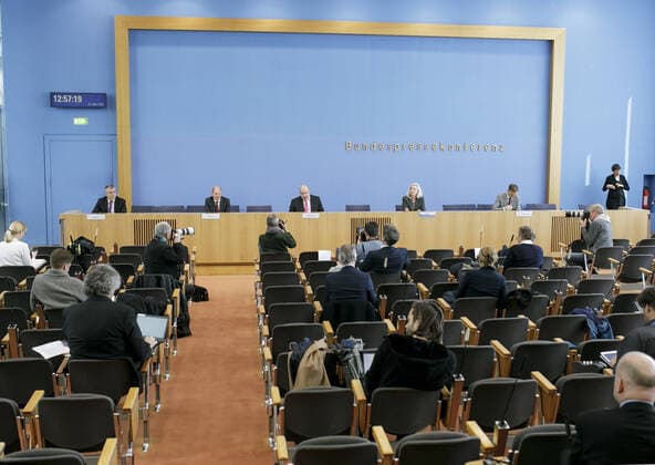 Bundesfinanzminister Olaf Scholz, SPD, und Bundeswirtschaftsminister Peter Altmaier, CDU, sprechen in der Bundespressekonferenz zum Nachtragshaushalt 2020 und die Reaktion auf die Corona-Krise. Berlin, 23.03.2020 Berlin Deutschland