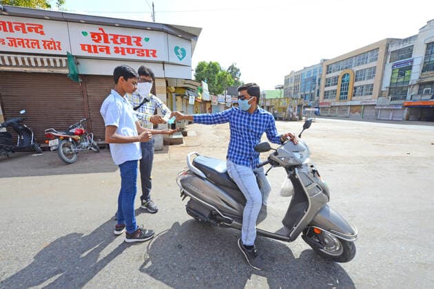 India: Janta Curfew in Rajasthan A councillor sanitises hands of people to protect from COVID-19 during Janta Curfew in the wake of coronavirus pandemic in Beawar. Beawar Rajashan India Copyright: SumitxSaraswat