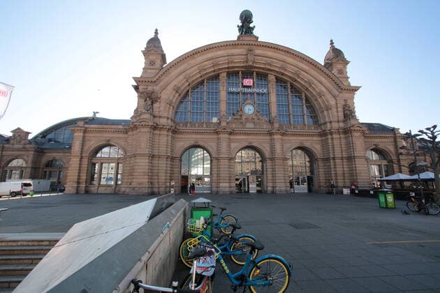 Unter normalen Bedingungen gehört der Sonntag nachmittag zu den Tagen mit der stärksten Reiseintensität, doch die Angst vor der Ansteckung mit dem Coronavirus führt zu einem nahezu menschenleeren Bahnhofsvorplatz am Hauptbahnhof in Frankfurt, Hessen, Deutschland