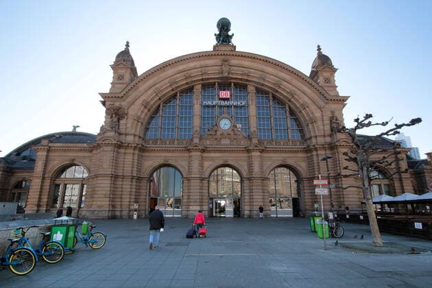 Unter normalen Bedingungen gehört der Sonntag nachmittag zu den Tagen mit der stärksten Reiseintensität, doch die Angst vor der Ansteckung mit dem Coronavirus führt zu einem nahezu menschenleeren Bahnhofsvorplatz am Hauptbahnhof in Frankfurt, Hessen, Deutschland