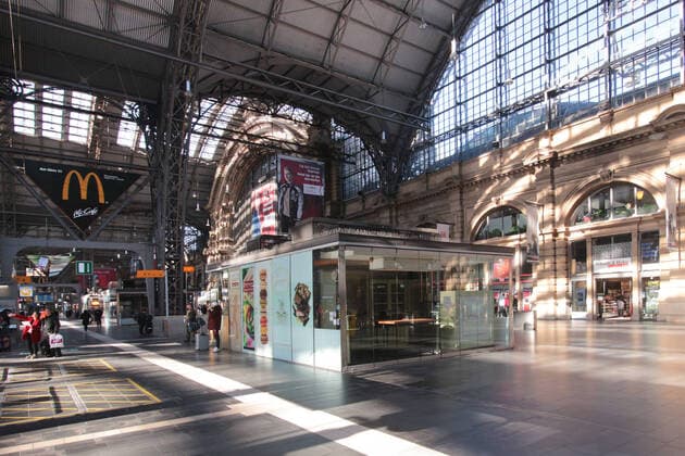 Unter normalen Bedingungen gehört der Sonntag nachmittag zu den Tagen mit der stärksten Reiseintensität, doch die Angst vor der Ansteckung mit dem Coronavirus führt zu einem nahezu menschenleeren Hauptbahnhof in Frankfurt, Hessen, Deutschland