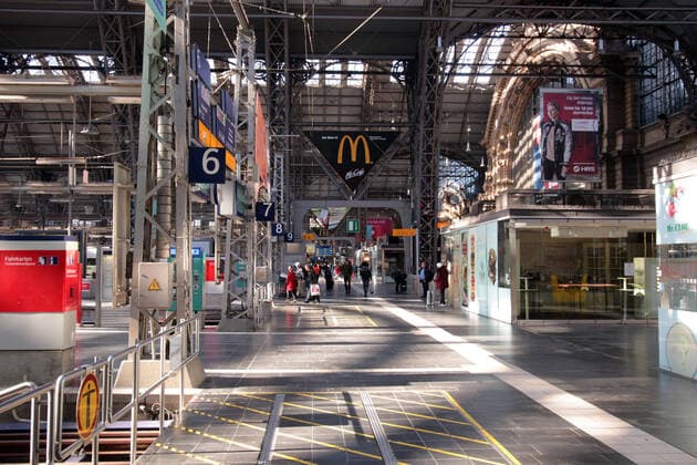 Unter normalen Bedingungen gehört der Sonntag nachmittag zu den Tagen mit der stärksten Reiseintensität, doch die Angst vor der Ansteckung mit dem Coronavirus führt zu einem nahezu menschenleeren Hauptbahnhof in Frankfurt, Hessen, Deutschland