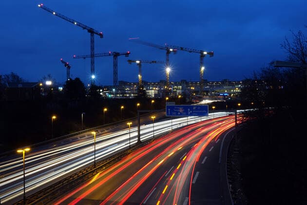 27.01.2020, Berlin, GER - Blick auf die A100 und die Baustelle am Hildegard-Knef-Platz bei Daemmerung. (A100, Abend, abends, Architektur, Aufbau, aufbauen, aussen, Aussenaufnahme, Autobahn, Autos, BAB 100, Bahnhof Suedkreuz, Bau, Bauarbeiten, Bauboom, Baubranche, bauen, Bauindustrie, Baukonjunktur, Baukraene, Bauplatz, Bauprojekt, Baustelle, Baustellenkraene, Bauwesen, Bauwirtschaft, Bebauung, Berlin, Bewegungsunschaerfe, Blaue Stunde, Daemmerung, deutsch, Deutschland, Entwicklung, errichten, Errichtung, Europa, europaeisch, Gebaeude, Gewerbegebiet, Gewerbeneubau, Grossbaustelle, Hildegard-Knef-Platz, Hochbau, Hochkonjunktur, Immobilien, Immobilienboom, Jahreszeit, Katzausleger, Kraene, Langzeitbelichtung, Laufkatzausleger, Licht, Lichtspuren, Neubau, niemand, PKW, QF, Querformat, Stadt, Stadtansicht, Stadtautobahn, Stadtbild, Stadtlandsc