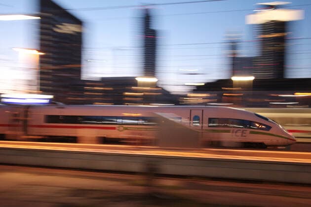 ICE 3 der DB Deutsche n Bahn mit grün em Band bei der Abfahrt vom Hauptbahnhof Frankfurt in der Abenddämmerung, Hessen, Deutschland