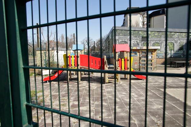 23.03.2020, Berlin, Deutschland - Corona-Krise. Foto: Aufgrund der Corona-Epidemie geschlossener Spielplatz in Berlin-Friedrichshain.