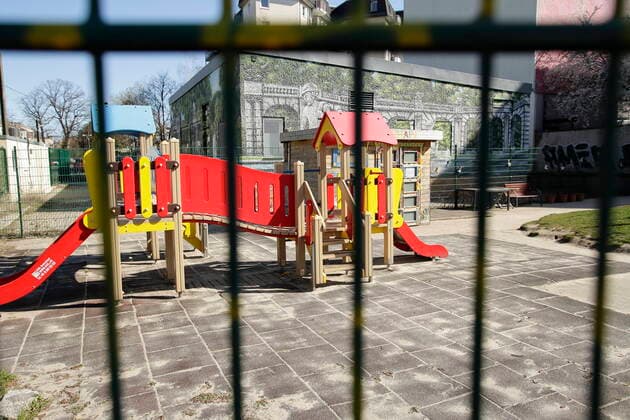 23.03.2020, Berlin, Deutschland - Corona-Krise. Foto: Aufgrund der Corona-Epidemie geschlossener Spielplatz in Berlin-Friedrichshain.