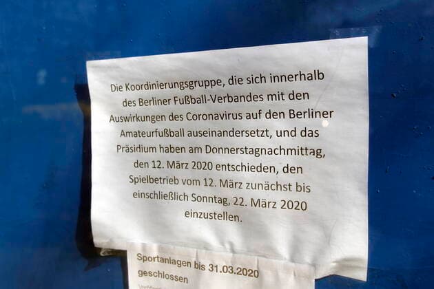 23.03.2020, Berlin, Deutschland - Corona-Krise. Foto: Aushang an einem Fusballplatz in Berlin-Friedrichshain - Sportanlage aufgrund der Corona-Epidemie geschlossen.