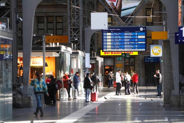Unter normalen Bedingungen gehört der Sonntag nachmittag zu den Tagen mit der stärksten Reiseintensität, doch die Angst vor der Ansteckung mit dem Coronavirus führt zu einem nahezu menschenleeren Hauptbahnhof in Frankfurt, Hessen, Deutschland