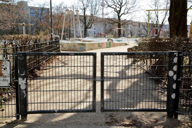 23.03.2020, Berlin, Deutschland - Corona-Krise. Foto: Aufgrund der Corona-Epidemie geschlossener Spielplatz in Berlin-Prenzlauer Berg.