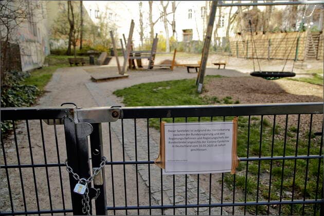 23.03.2020, Berlin, Deutschland - Corona-Krise. Foto: Aufgrund der Corona-Epidemie geschlossener Spielplatz in Berlin-Prenzlauer Berg.