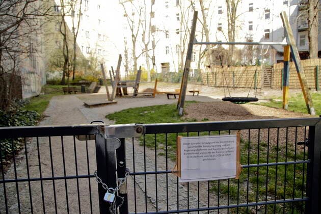 23.03.2020, Berlin, Deutschland - Corona-Krise. Foto: Aufgrund der Corona-Epidemie geschlossener Spielplatz in Berlin-Prenzlauer Berg.