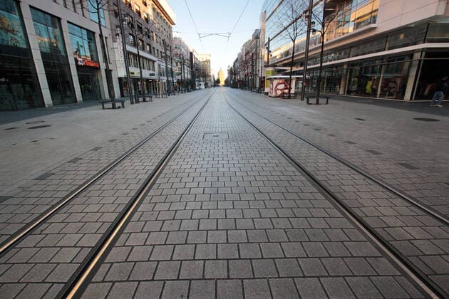 Durch die behördliche Verfügung, alle Geschäfte zu schließen und das öffentliche Leben möglichst einzustellen, ist die ansonsten immer sehr stark von Passanten frequentierte Einkaufsstraße und Fußgängerzone Planken in der Innenstadt Mannheim weitgehend menschenleer, Baden Württemberg, Deutschland