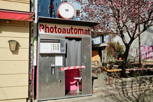 23.03.2020, Berlin, Deutschland - Corona-Krise. Foto: Geschlossener Photoautomat in Berlin-Prenzlauer Berg.