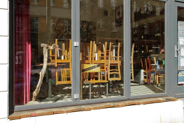 23.03.2020, Berlin, Deutschland - Corona-Krise. Foto: Aufgrund der Corona-Epidemie geschlossene Bar in Berlin-Prenzlauer Berg.