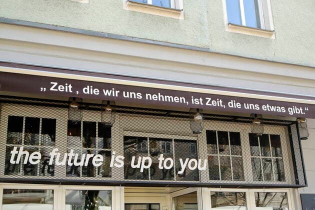 23.03.2020, Berlin, Deutschland - Corona-Krise. Foto: Schriftzug-the future is up to you-an einem geschlossenen Restaurant in Berlin-Prenzlauer Berg.