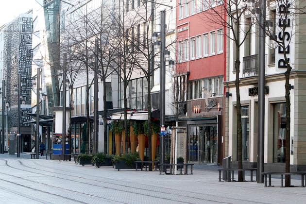 Durch die behördliche Verfügung, alle Geschäfte zu schließen und das öffentliche Leben möglichst einzustellen, ist die ansonsten immer sehr stark von Passanten frequentierte Einkaufsstraße und Fußgängerzone Planken in der Innenstadt Mannheim weitgehend menschenleer, Baden Württemberg, Deutschland
