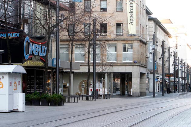 Durch die behördliche Verfügung, alle Geschäfte zu schließen und das öffentliche Leben möglichst einzustellen, ist die ansonsten immer sehr stark von Passanten frequentierte Einkaufsstraße und Fußgängerzone Planken in der Innenstadt Mannheim weitgehend menschenleer, Baden Württemberg, Deutschland