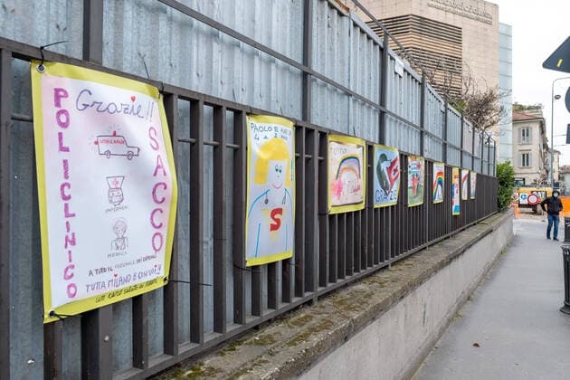 Milan, Coronavirus Covid 19 emergency, a series of colorful drawings to encourage doctors, nurses and all the hospital staff who fight against Coronavirus have been left in front of the Policlinico emergency room (Massimo Alberico Fotogramma, Milan - 2020-03-23) p.s. la foto e utilizzabile nel rispetto del contesto in cui e stata scattata, e senza intento diffamatorio del decoro delle persone rappresentate  Copyright: xMassimoxAlbericox xFOTOGRAMMAx