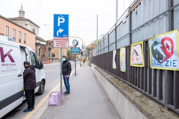 Milan Coronavirus Emergency - Ernest Knam s patisserie delivers a sweet gift offered to the Policlinico s health workers, a series of colorful drawings to encourage doctors, nurses and all hospital staff who fight against Coronavirus have been left in front of the Policlinico emergency room . (Massimo Alberico Fotogramma, Milan - 2020-03-23) p.s. la foto e utilizzabile nel rispetto del contesto in cui e stata scattata, e senza intento diffamatorio del decoro delle persone rappresentate  Copyright: xMassimoxAlbericox xFOTOGRAMMAx