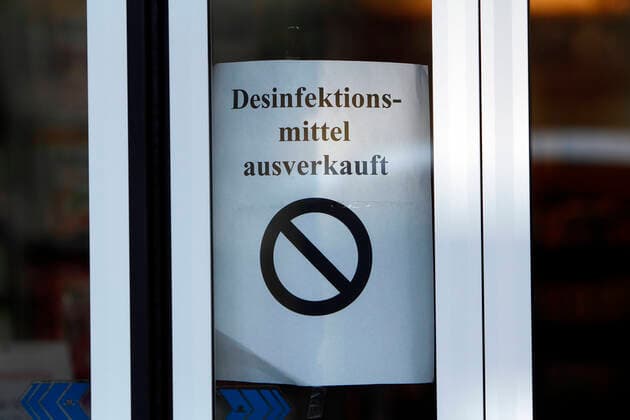 Plakat mit Aufschrift Desinfektionsmittel ausverkauft an einer geschlossenen Apotheke in der Innenstadt von Mannheim, Baden Württemberg, Deutschland