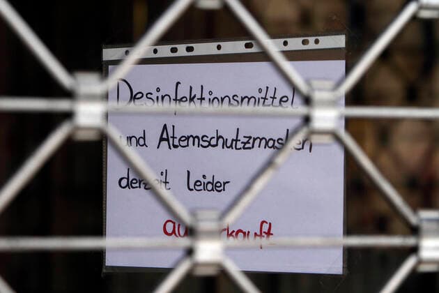 Plakat mit Aufschrift Desinfektionsmittel und Atemschutzmasken ausverkauft an einer geschlossenen Apotheke in der Innenstadt von Mannheim, Baden Württemberg, Deutschland