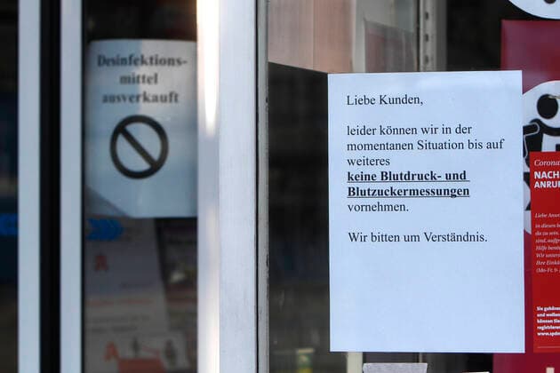 Plakate mit Aufschrift liebe Kunden, leider können wir in der momentanen Situation bis auf weiteres keine Blutdruckmessungen und Blutzuckermessungen vornehmen sowie Desinfektionsmittel ausverkauft an einer geschlossenen Apotheke in der Innenstadt von Mannheim, Baden Württemberg, Deutschland