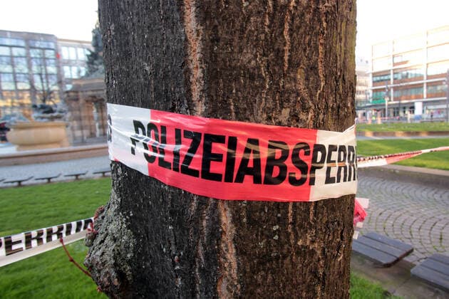 Durch die behördliche Verfügung, das öffentliche Leben möglichst einzustellen, wurde ein Versammlungsverbot an öffentlichen Plätzen erlassen. Aus diesem Grund wurde der Paradeplatz in der Innenstadt Mannheim durch ein Absperrband mit Aufschrift Polizeiabsperrung für Personen gesperrt, Baden Württemberg, Deutschland