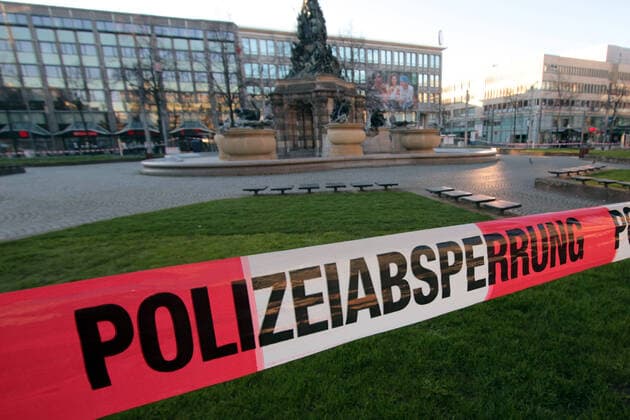 Durch die behördliche Verfügung, das öffentliche Leben möglichst einzustellen, wurde ein Versammlungsverbot an öffentlichen Plätzen erlassen. Aus diesem Grund wurde der Paradeplatz in der Innenstadt Mannheim durch ein Absperrband mit Aufschrift Polizeiabsperrung für Personen gesperrt, Baden Württemberg, Deutschland
