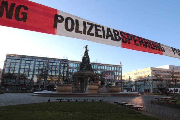 Durch die behördliche Verfügung, das öffentliche Leben möglichst einzustellen, wurde ein Versammlungsverbot an öffentlichen Plätzen erlassen. Aus diesem Grund wurde der Paradeplatz in der Innenstadt Mannheim durch ein Absperrband mit Aufschrift Polizeiabsperrung für Personen gesperrt, Baden Württemberg, Deutschland