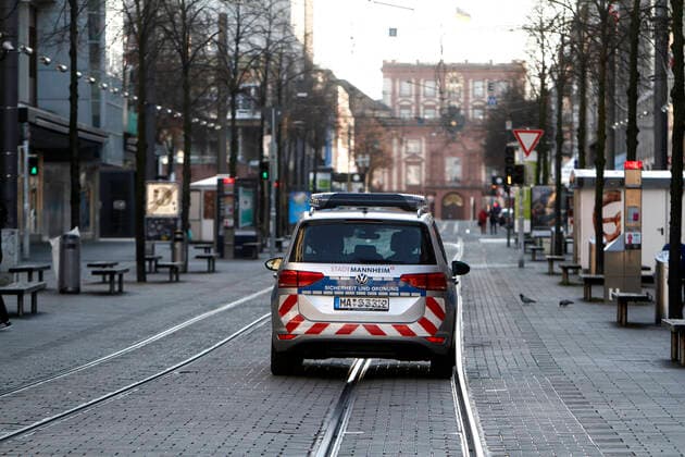 Durch die behördliche Verfügung, alle Geschäfte zu schließen und das öffentliche Leben möglichst einzustellen, ist die ansonsten immer sehr stark von Passanten frequentierte Einkaufsstraße und Fußgängerzone Planken in der Innenstadt Mannheim weitgehend menschenleer, Baden Württemberg, Deutschland: Eine Polizeistreife der Stadtpolizei kontrolliert die Umsetzung der Verordnungen in einem Einsatzfahrzeug.