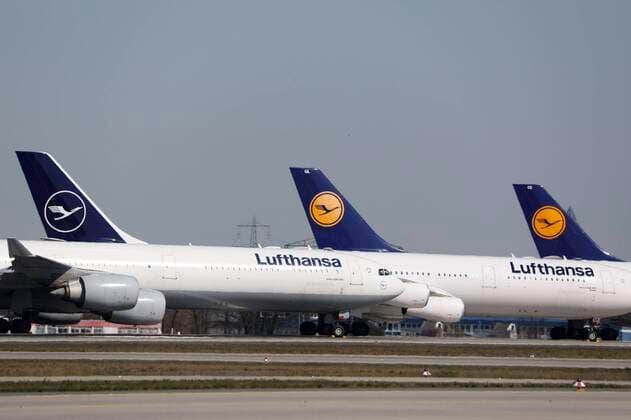 Deutschland - Frankfurt - 23.03.2020 Frankfurter Flughafen - die Nordwest-Landebahn wird zum Lufthansa Parkplatz Wirtschaft Frankfurter Flughafen - Landebahn wird zum Parkplatz