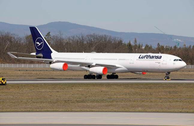 Deutschland - Frankfurt - 23.03.2020 Frankfurter Flughafen - die Nordwest-Landebahn wird zum Lufthansa Parkplatz Wirtschaft Frankfurter Flughafen - Landebahn wird zum Parkplatz
