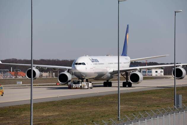 Deutschland - Frankfurt - 23.03.2020 Frankfurter Flughafen - die Nordwest-Landebahn wird zum Lufthansa Parkplatz - Flugzeug wird zum Parken gezogen und folgt dem Fahrzeug zum Parkplatz Wirtschaft Frankfurter Flughafen - Landebahn wird zum Parkplatz